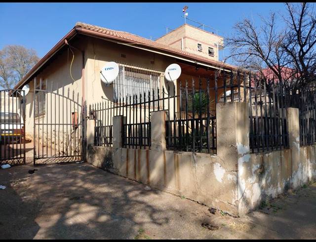 10 BEDROOM HOUSE FOR SALE IN YEOVILLE